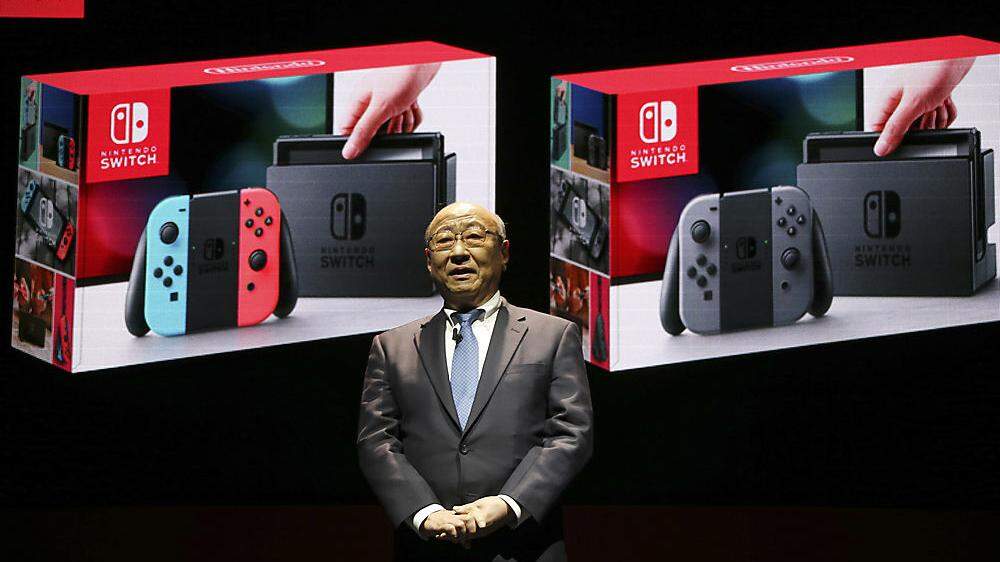 Nintendo-Präsident Tatsumi Kimishima präsentiert die neue Konsole Switch