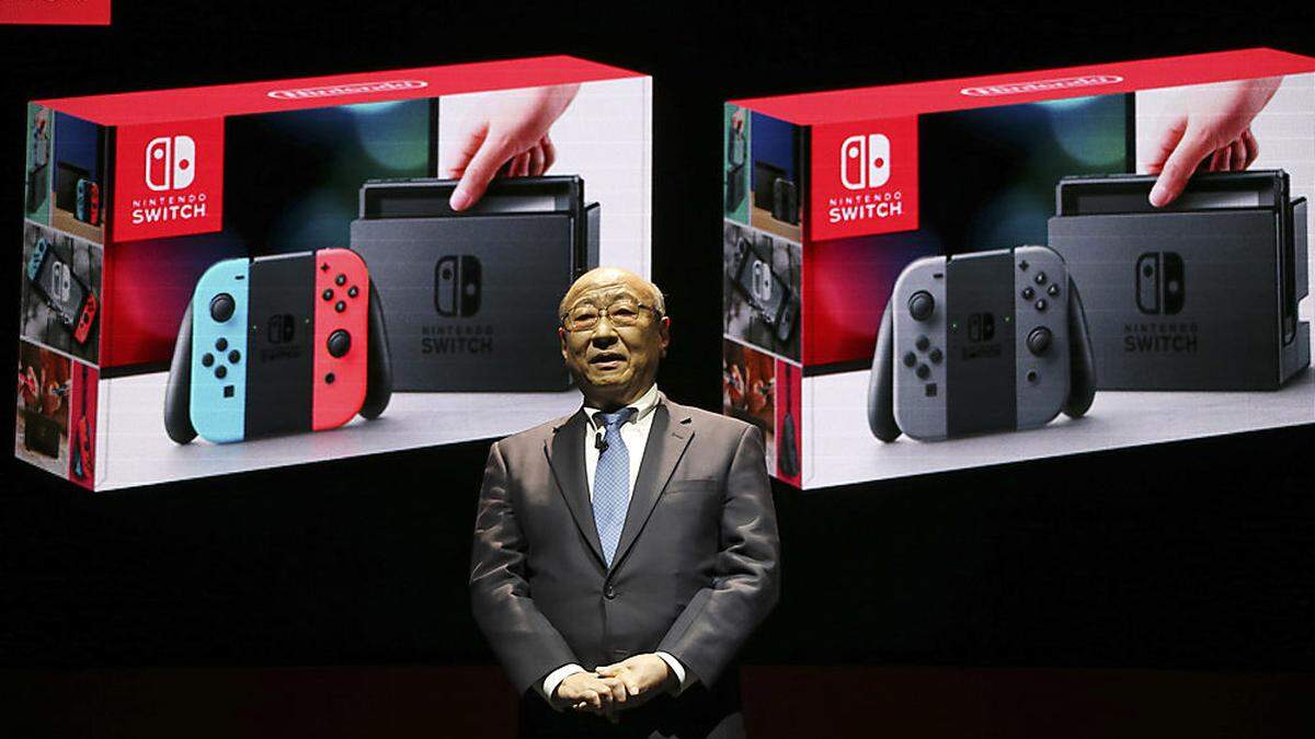 Nintendo-Präsident Tatsumi Kimishima präsentiert die neue Konsole Switch