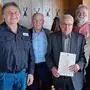 Hans Schlatzer (Mitte) ist bereits seit 60 Jahren Mitglied im Weststeirischen Briefmarken- und Münzsammlerclub – es gratulierten Kassier Wilhelm Zierer, Vizepräsident Armin Lind, Juror Peter Hüthmair und Obfrau Ingrid Eisl (von links)