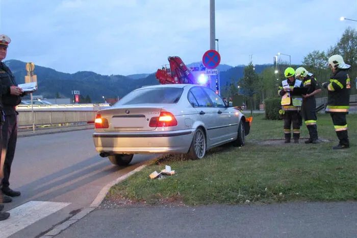 Aus unbekannter Ursache kam ein Fahrzeug von der Straße ab und fuhr mittig in einen Lichtmasten. Ein Bereitschaftselektriker wurde verständigt, um den Lichtmasten stromlos zu machen. Anschließend wurde der Pkw vom Lichtmasten entfernt.