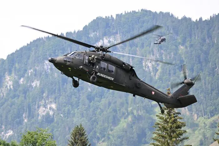 Drei weitere S-70 aus den USA sind bestellt. Doch die Luftstreitkräfte bekommen noch eine zweite Staffel mit zwölf Hubschraubern vom nahezu baugleichen Typ UH-60M. Kosten: 715 Millionen Euro