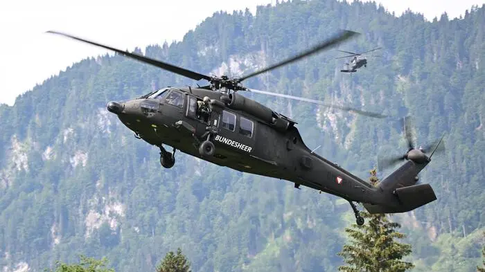 Ein Black Hawk beim Landen