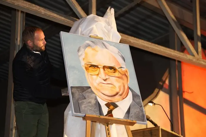 Firmengründer war der bereits verstorbene gelernte Maurer Karl Puchleitner. 
Er erlernte dieses Handwerk bei der Feldbacher Baufirma Suppan. Nachdem er sich mit repräsentativen Bauten, etwa der Grenzlandhalle in Feldbach, einen Namen gemacht hatte, gründete er 1954 sein eigenes Bauunternehmen in der Gleichenbergerstraße