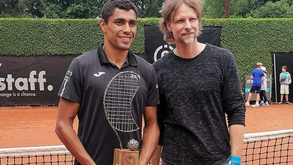 Thiago Monteiro mit der Siegestrophäe des Spittaler Künstlers Markus Stranig