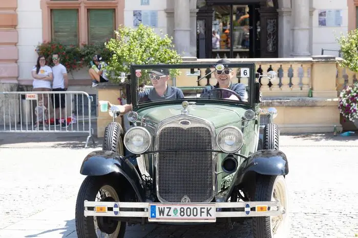 Zahlreiche liebevoll gepflegte Oldtimer rollten durch die Innenstadt ...