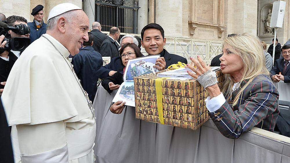 Mariagiovanna Elmi übergab Papst Franziskus bei einer Generalaudienz die Postkarten