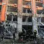 Russian Strike Hits Office Building - Kharkiv Rescuers are seen outside an office building destroyed by a Russian missile strike in central Kharkiv, northeastern Ukraine, May 25, 2024. Photo by Vyacheslav Madiyevskyy/Ukrinform/ABACAPRESS.COM Kharkiv Ukraine PUBLICATIONxNOTxINxFRAxESPxUKxUSAxBELxPOL Copyright: xMadiyevskyyxVyacheslav/Ukrinformx