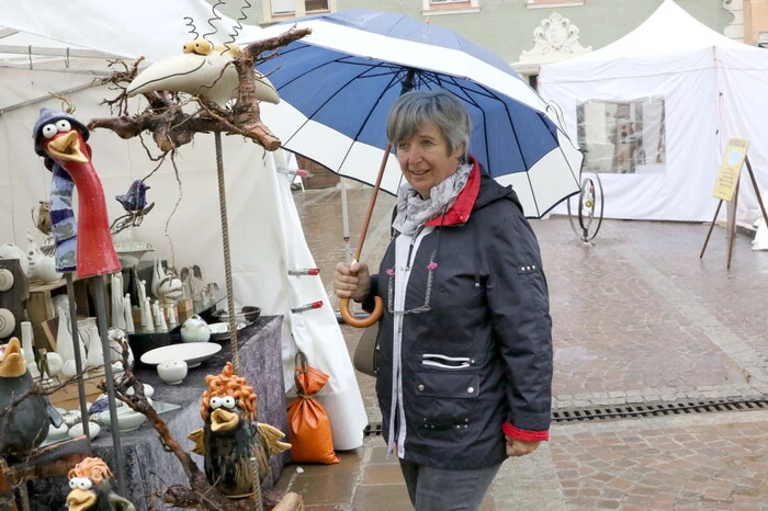 Auch wenn der Wettergott am Donnerstag anlässlich der Eröffnung nicht ganz mitspielte. So mancher St. Veiter hielt bei den Verkaufsständen nach einem passenden Geschenk Ausschau. 