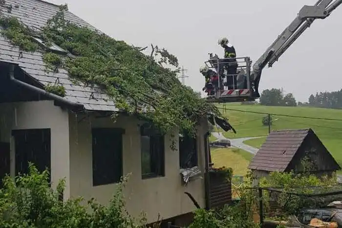 Unwetter und Sturmböen sorgten dafür, dass ein großer Ast von einer Buche abriss und auf Hausdach und Auto krachte.
