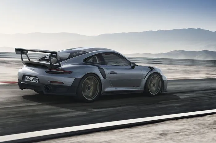 Die großen und breiten Räder (265/35 ZR 20 vorn und 325/30 ZR 21 hinten) sorgen für solide Brems- und Seitenführungskräfte, wobei die Porsche Ceramic Composite Brake (PCCB) ab Werk verbaut sind.