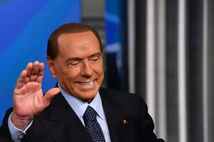 Manche Männer wollen lieber volles Haar und machen eine Haartransplantation: so wie Italiens Ex-Ministerpräsident Silvio Berlusconi, Fußballer Benedikt Höwedes ...  