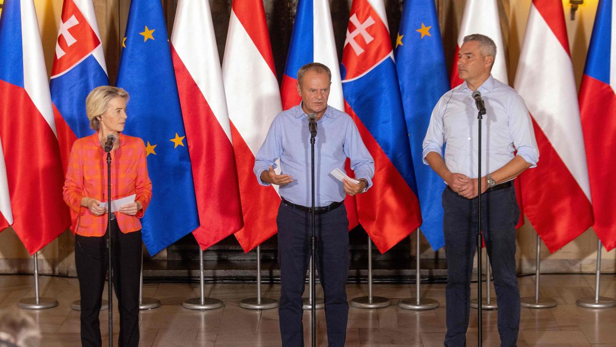 Polens Premier Donald Tusk mit Ursula von der Leyen und Kanzler Karl Nehammer bei der Pressekonferenz nach dem Flutgipfekl in Wroclaw am 19. September