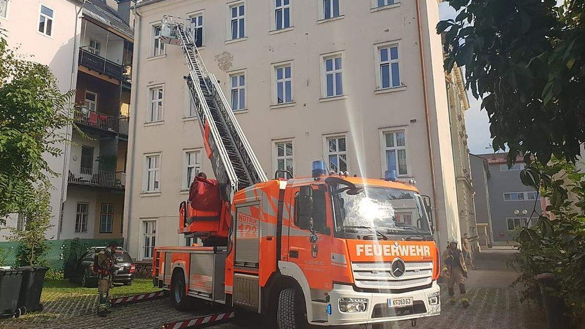 Da der Bewohner nicht in der Wohnung war, musste der Leiterwagen ausrücken.