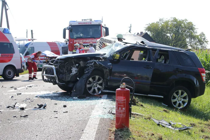 Eine Person musste von der Feuerwehr aus dem Auto mit hydraulischem Rettungsgerät befreit werden...