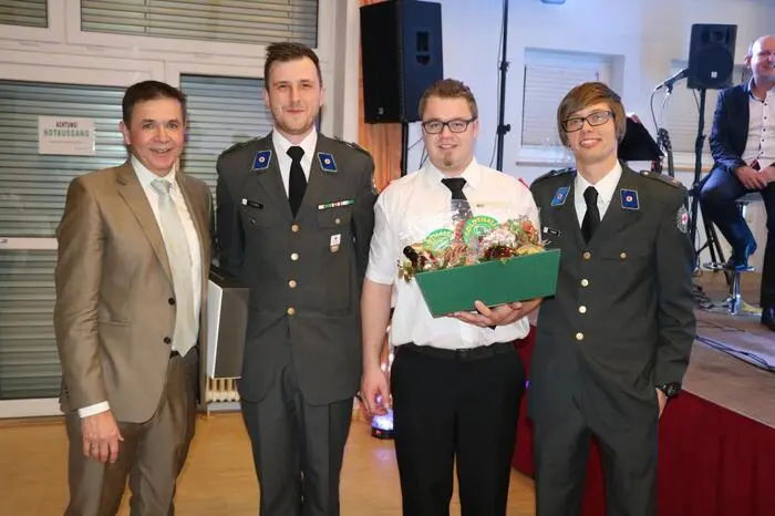 Vor der Mitternachtseinlage überreichte Organisator Thomas Zoller den Gewinnern des Schätzspieles die Siegerpreise. Dabei musste man die Anzahl von Gummischlangen in einem Glasbehälter erraten.