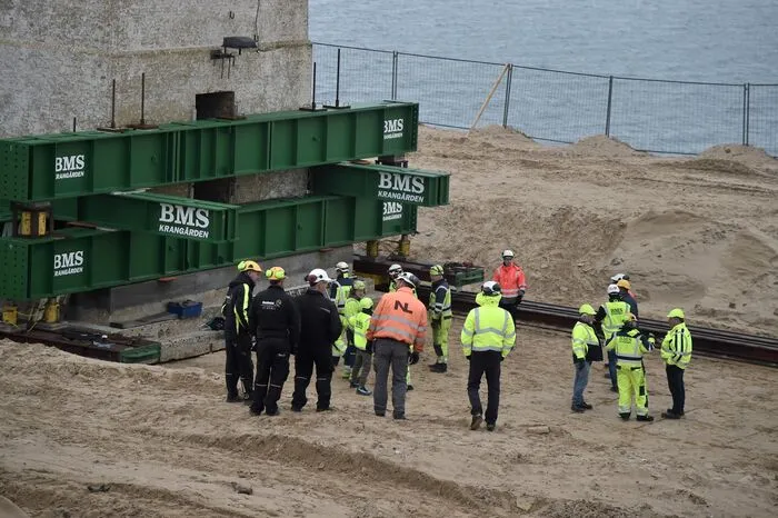 Dann wurde begonnen, den Leuchtturm in Richtung seines neuen Standortes zu schieben.