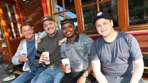 Hinit Cup Video, Deutsche singen im österreichischen Dialekt | Dieses Quartett hat die Gesangschallenge gut gemeistert