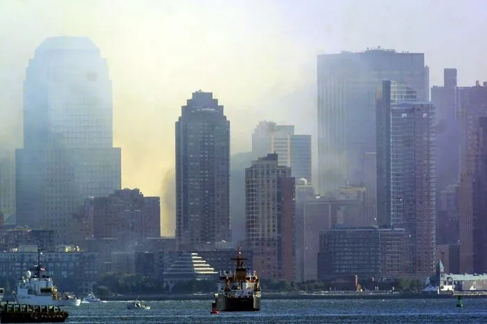 Bei den Angriffen auf das World Trade Center in New York, das Pentagon bei Washington sowie dem Absturz eines weiteren entführten Flugzeuges im US-Bundesstaat Pennsylvania waren damals fast 3.000 Menschen getötet worden.