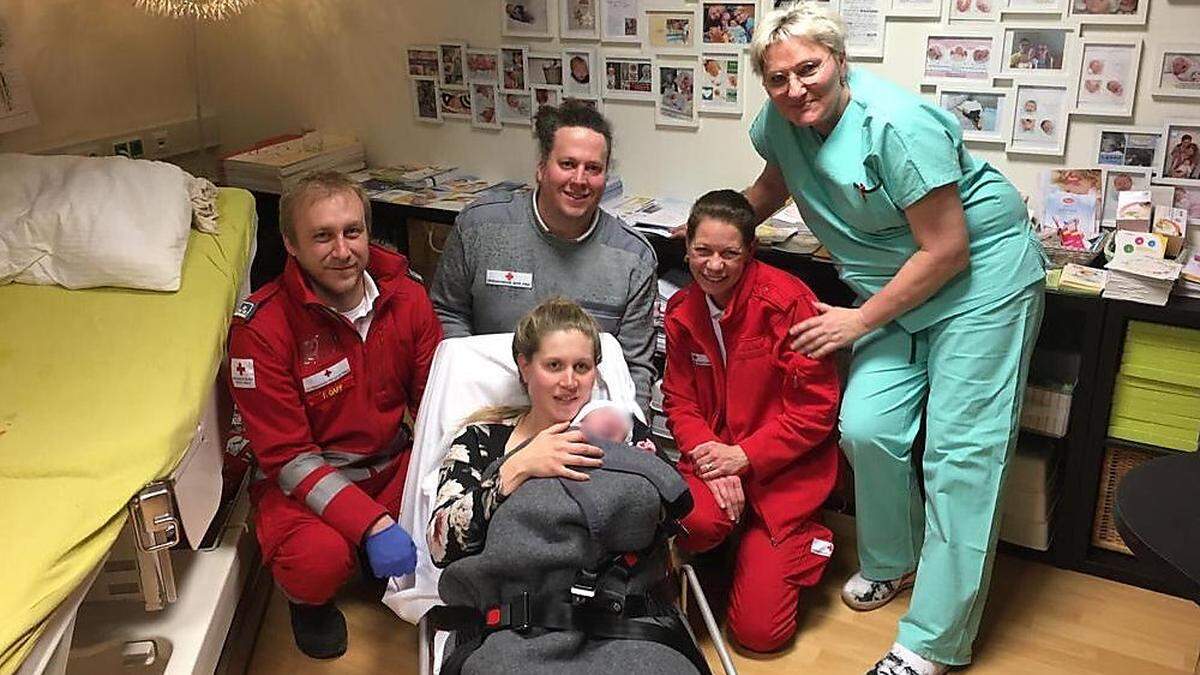 Mutter Stefanie S. mit Hebamme Christine Gantschnigg (rechts) und dem Team des Roten Kreuzes Voitsberg-Köflach