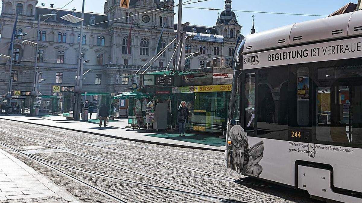 Der Streifenwagen überholte eine Straßenbahn - dabei wurde die Fußgängerin erfasst