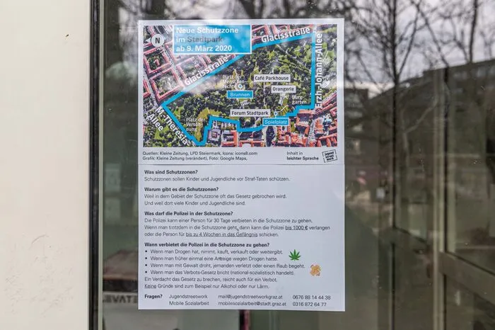 Jugendstreetwork Graz und die Mobile Sozialarbeit haben in den Scheiben des Forum Stadtpark diese selbst angefertigten Hinweise ausgehangen. Mit vereinfachter Sprache soll der jugendlichen Zielgruppe erklärt werden, was die Schutzzone ist.