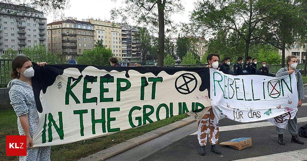 Klimaprotest | Extinction Rebellion-Aktivisten Blockierten Fahrbahn In ...