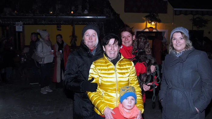 Gemeinsam mit dem Landestierschutzverein, der hinter dem Klagenfurter Landestierschutzhaus Tiko steht, feierten Tierfreunde Samstagabend bei der Buschenschenke Schifferl in Klagenfurt-Nord in Tessendorf die traditionellen Tierweihnachten. Pfarrer Herbert Kulnik segnete die Gäste. Zur gleichen Zeit lud das Klagenfurter Tierheim Garten Eden im Gemeindezentrum Annabichl zur Weihnachtsfeier.