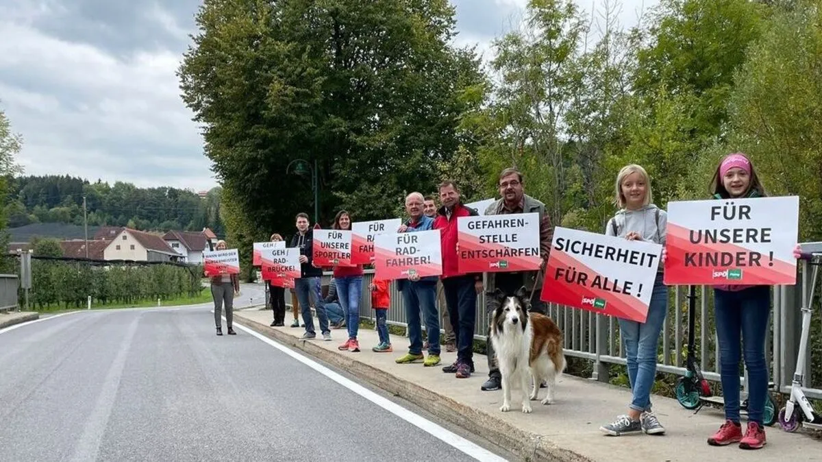 Mit Schildern macht die SPÖ  auf die Gefahrenstelle aufmerksam