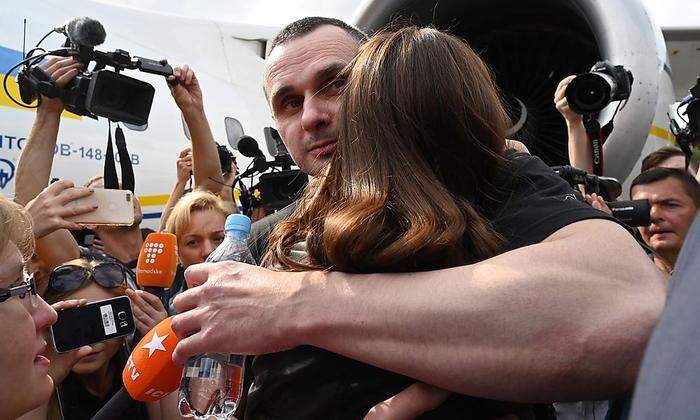 Regisseur Oleg Senzow umarmt seine Tochter Alina
