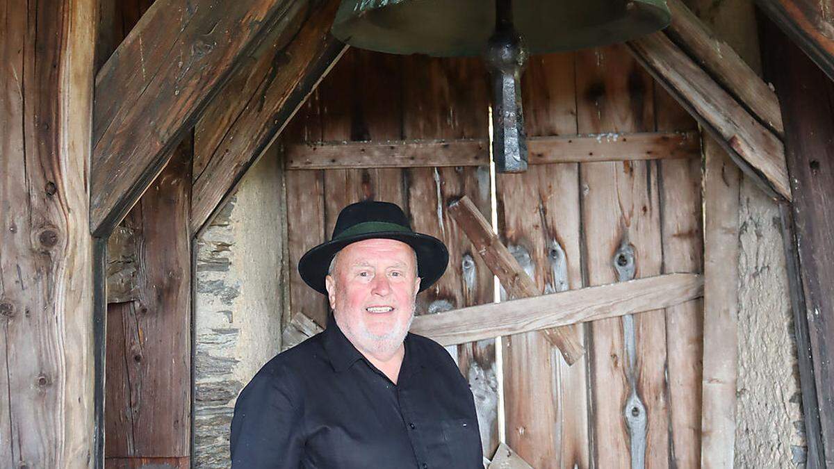 Albin Brenner im Kirchturm mit der einzigen Glocke