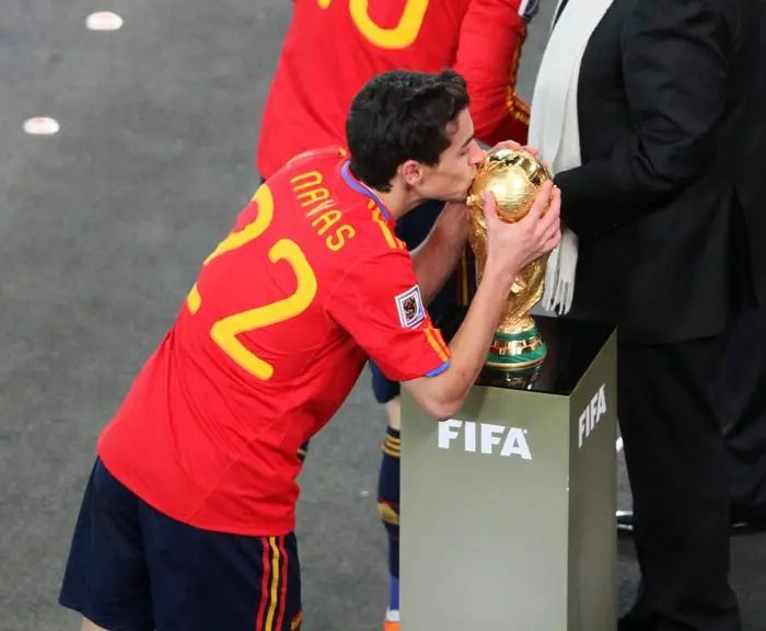 Bildnummer: 06162109  Datum: 11.07.2010  Copyright: imago/Sportimage
Spain s Jesus Navas kisses the World Cup - PUBLICATIONxNOTxINxUK; Herren Fussball WM Nationalteam Länderspiel Finale Johannesburg Sieg Sieger Weltmeister Feier Siegerehrung vdig xdp 2010 quadrat o0 Freude Jubel Pokal Trophäe Weltpokal Objekte Kuss Emotionen

Image number 06162109 date 11 07 2010 Copyright imago  Spain s Jesus Navas Kisses The World Cup PUBLICATIONxNOTxINxUK men Football World Cup National team international match Final Johannesburg Victory Winner World Champion Celebrations Award Ceremony Vdig  2010 Square o0 happiness cheering Cup Trophy World Cup Objects Kiss Emotions 
