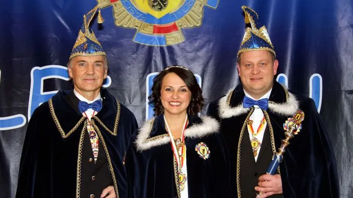 Sie haben das Zepter des 45. Faschings in Bad St. Leonhard, fest in der Hand. Gildenpräsident Erich Schatz, die bildhübsche Prinzession Veronika I. Pfeiffer, ihres Zeichens fertige Betriebswirtin und angehende Juristin und der "G'standene Prinz" Hubert II. Trippolt, er verdient seine Brötchen mit seinem KFZ-Unternehmen in Bad St. Leonhard.