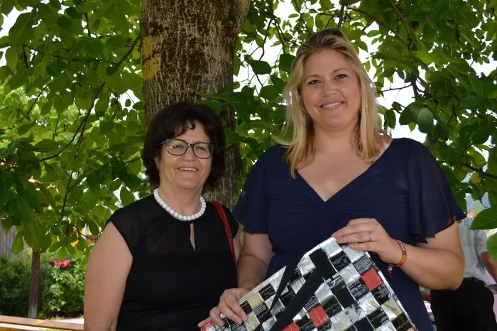 magdas-Projektleiterin Christina Staubmann (rechts) erstand in der Werkstatt Martin diese von KlientInnen liebevoll gefertigte Tasche. Links: Brigitte Mundschütz