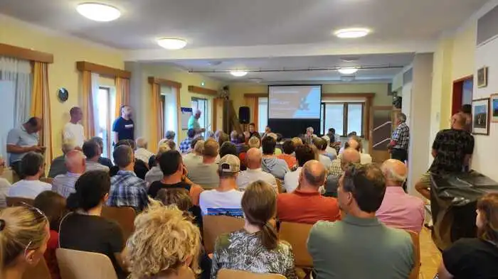 Großes Interesse an der Bürgerversammlung im Dorfgemeinschaftshaus Amlach 