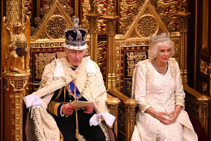 König Charles III. und Königin Camilla unmittelbar vor der „King‘s Speech“ im House of Lords