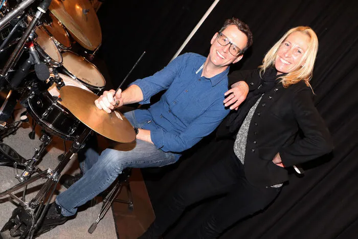 Am Foto von Links: Siegbert Grünanger (Musiklehrer Musikschule Feldkirchen) und Dir. Birgit Töplitzer (Musikschule Südkärnten).