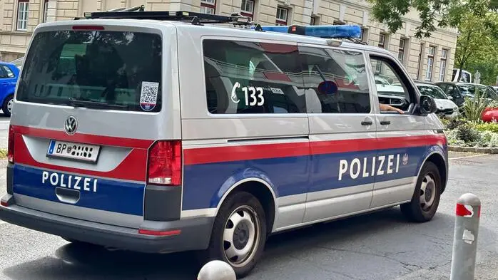 Ein Polizeiauto auf einer Straße in einer Stadt
