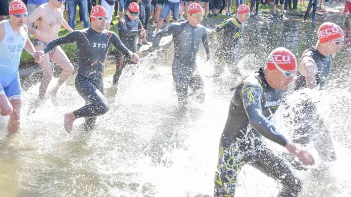 Über 230 Teilnehmer warfen sich beim 7. Triathlon der Einsatzkräfte in die Fluten des Millstätter Sees.
