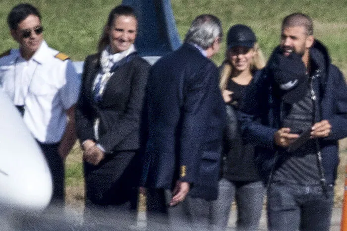 Promis aus aller Welt sind angereist: Gerard Pique und seine Frau, Sängerin Shakira, am Flughafen von Rosario.