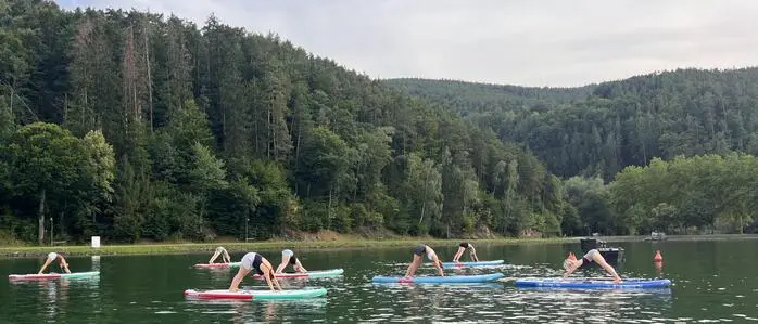Wenn das SUP zur Yogamatte wird: Zahlreiche Übungen, sogenannte Asanas, werden auf dem Wasser gemacht, etwa der „Herabschauende Hund“ oder „Katze-Kuh“ 