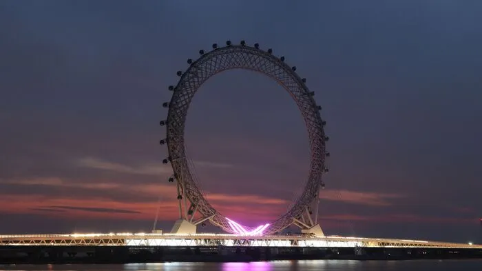 Bereits im Mai dieses Jahres wurde in der ostchinesischen Stadt Weifang das größte speichenlose Riesenrad der Welt in Betrieb genommen.