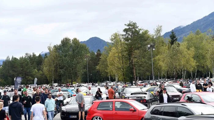 Binnen weniger Stunden war am Freitag der Parkplatz bei Camping Arneitz am Faaker See voll. Die Tuningfans suchten nach dem Regen ihren „heiligen Platz“ in der Turbokurve wieder auf. Die Fahrzeuge werden zur Schau gestellt.