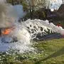 Ein Fahrzeugbrand musste gelöscht werden