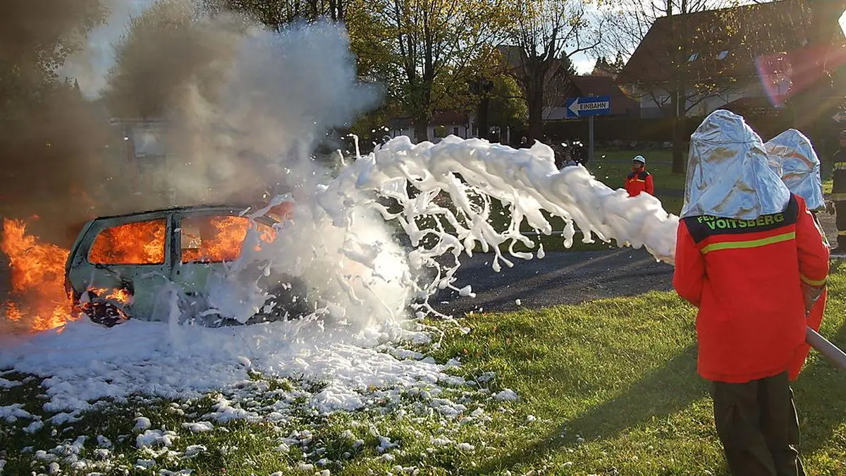 Ein Fahrzeugbrand musste gelöscht werden