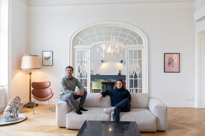 An diesem Tag haben sich allerdings Locationscout Maria Wittmann und David – ein Teil der WG, die in der Wohnung  lebt – auf der Couch drapiert.