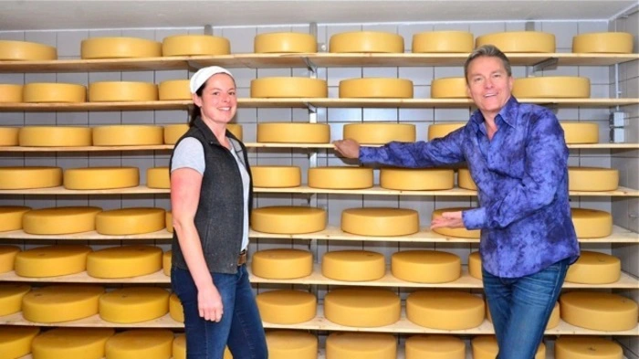 Auf der Egger Alm, hoch über Hermagor, gab es für den Entertainer viel zu entdeckeh. Kühe, Pferde und bei Sennerin Elisabeth Buchacher, die hohe Kunst des Käse-Machens.