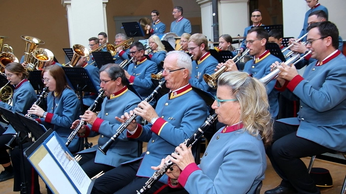 Zum 35. Schlosskonzert und zu ihrem 90. Geburtstag wollte sich die Gestütskapelle Piber selbst und auch dem Publikum ein besonderes Geschenk machen: In Teil zwei sollte die Schauspielerin Adele Neuhauser, unterstützt vom Trio Edi Nutz aus den vom Kultautor Stephen Fry adaptierten griechischen Sagen lesen.