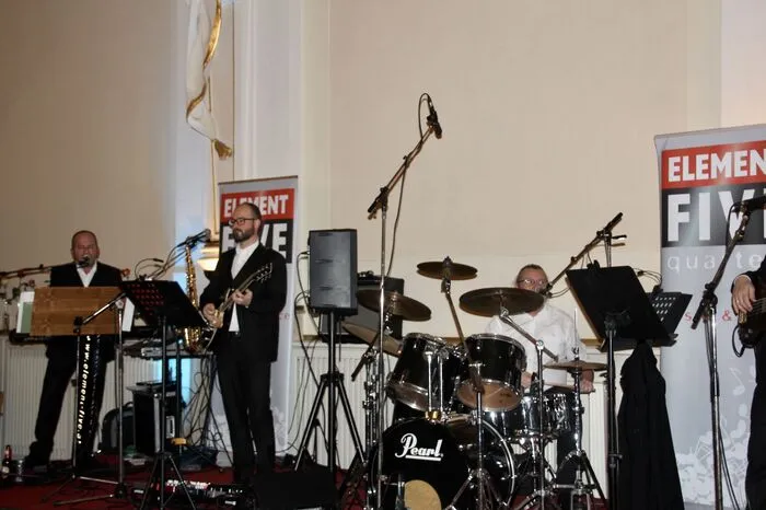 Für die musikalische Umrahmung im Tanzsaal sorgte die Band Element 5