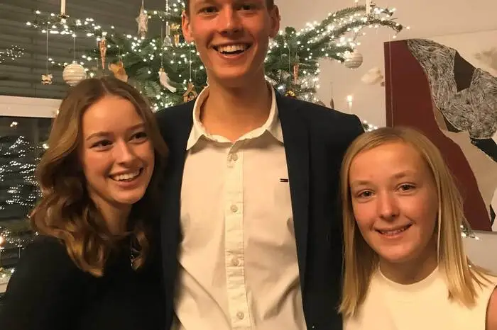 Skibergsteiger Paul Verbnjak mit seinen hübschen Schwestern Anna und Sophie