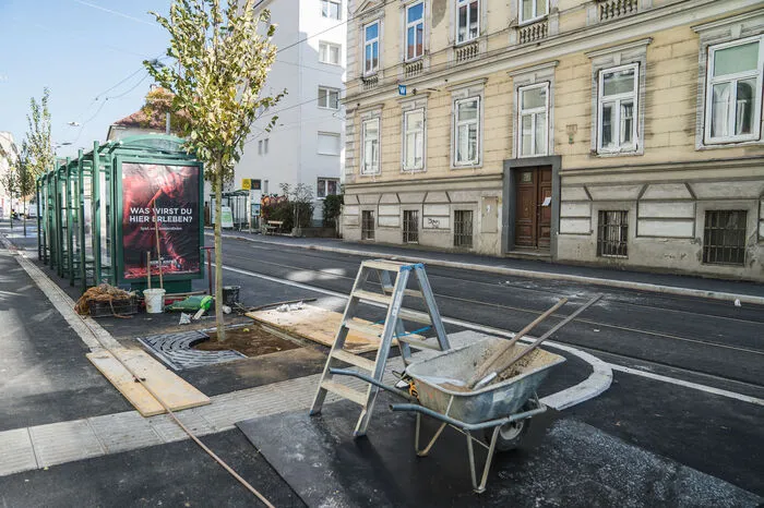 Vor allem bei der Tram- und Bus-Haltestelle bei der Reiterkaserne gibt es künftig Schattenspender.